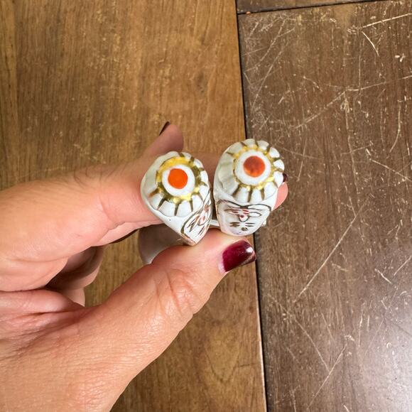 Vintage JAPAN White‎ Porcelain Spoon Gold Floral Accent Salt and pepper Shakers - Picture 5 of 9